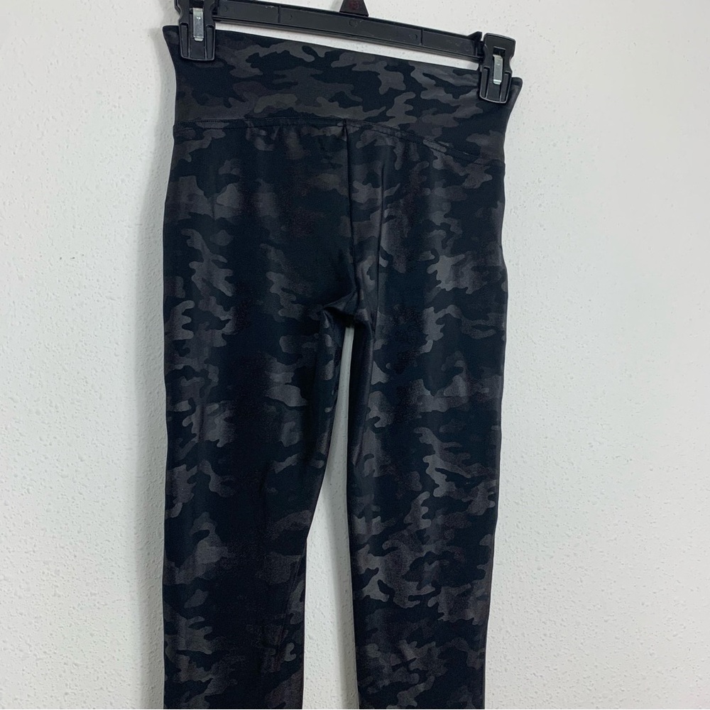 Spanx Matte Black Faux Leather Camo Leggings Small - Picture 6 of 8